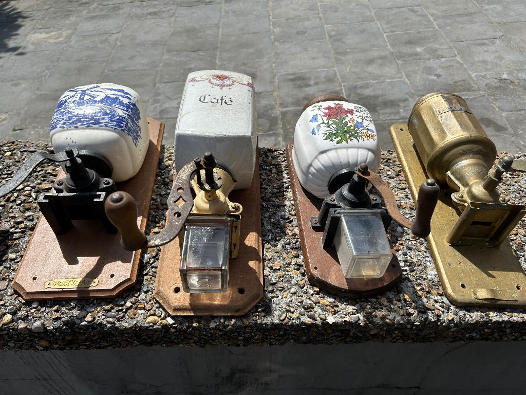 Oude koffiemolens, Ophalen