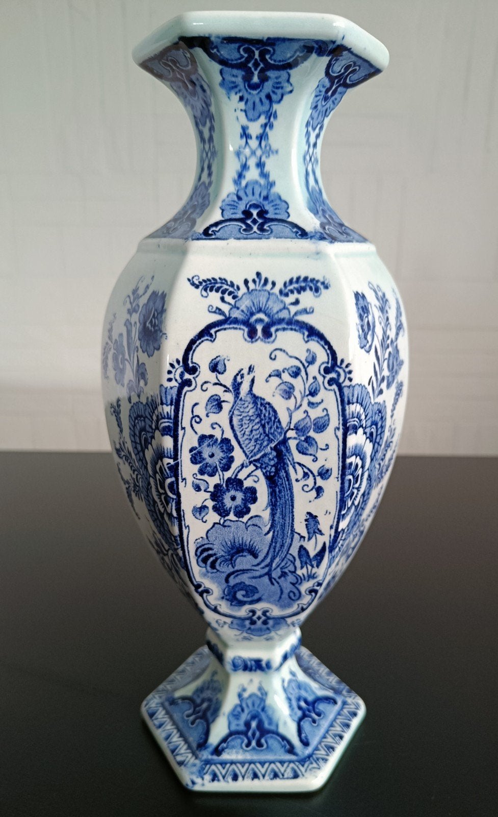 Vase Boch bleu de Delft à décor de paons., Antiquités & Art, Enlèvement ou Envoi