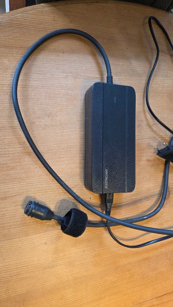 Chargeur vélo Specialized Turbo, Vélos & Vélomoteurs, Cyclomoteurs | Accessoires, Enlèvement ou Envoi, Comme neuf, Autres types