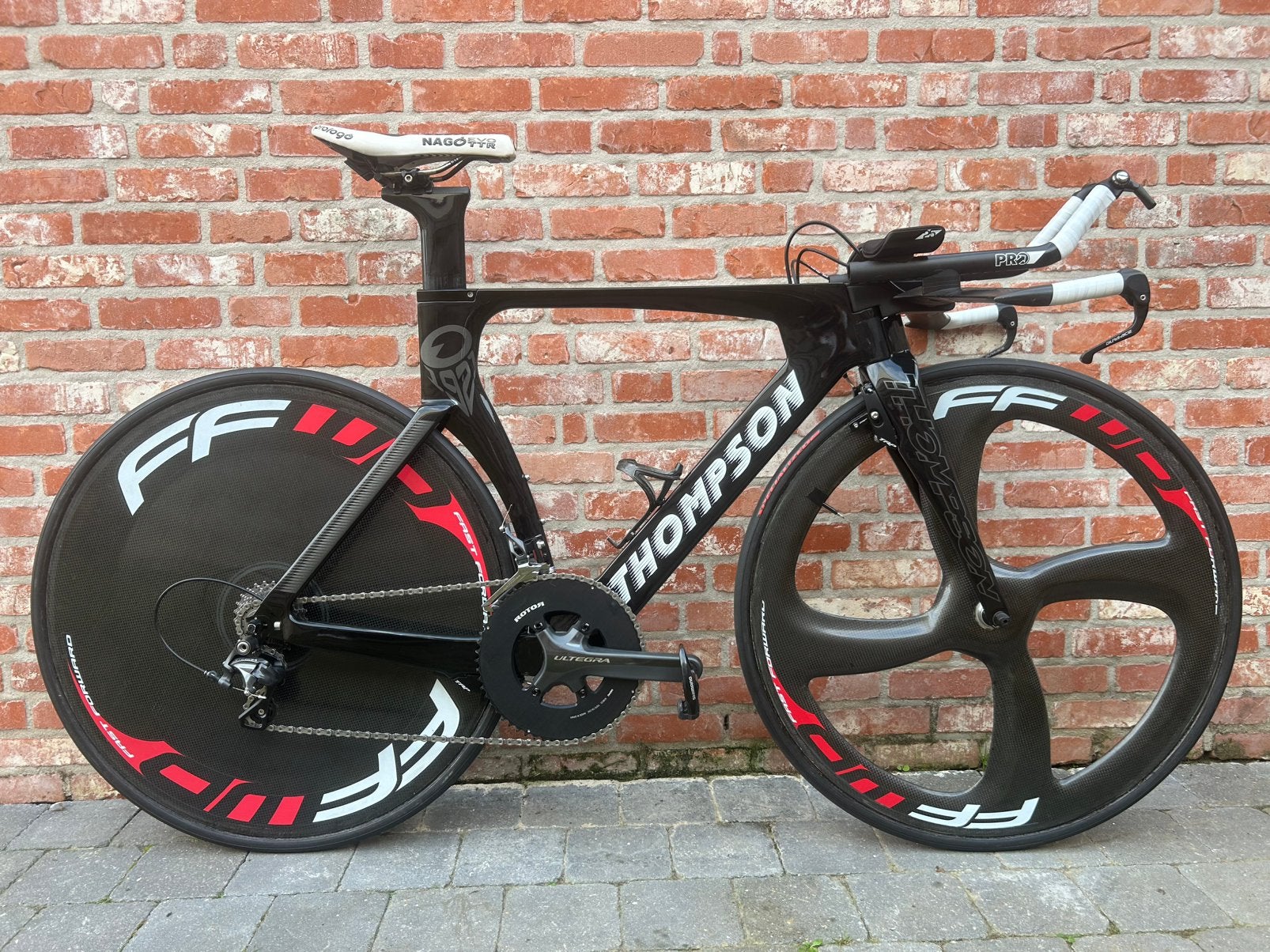 Magnifieke THOMPSON tijdritfiets / triathlonfiets - ZGAN, Fietsen en Brommers, Carbon, Velgrem, Zo goed als nieuw, Meer dan 20 versnellingen