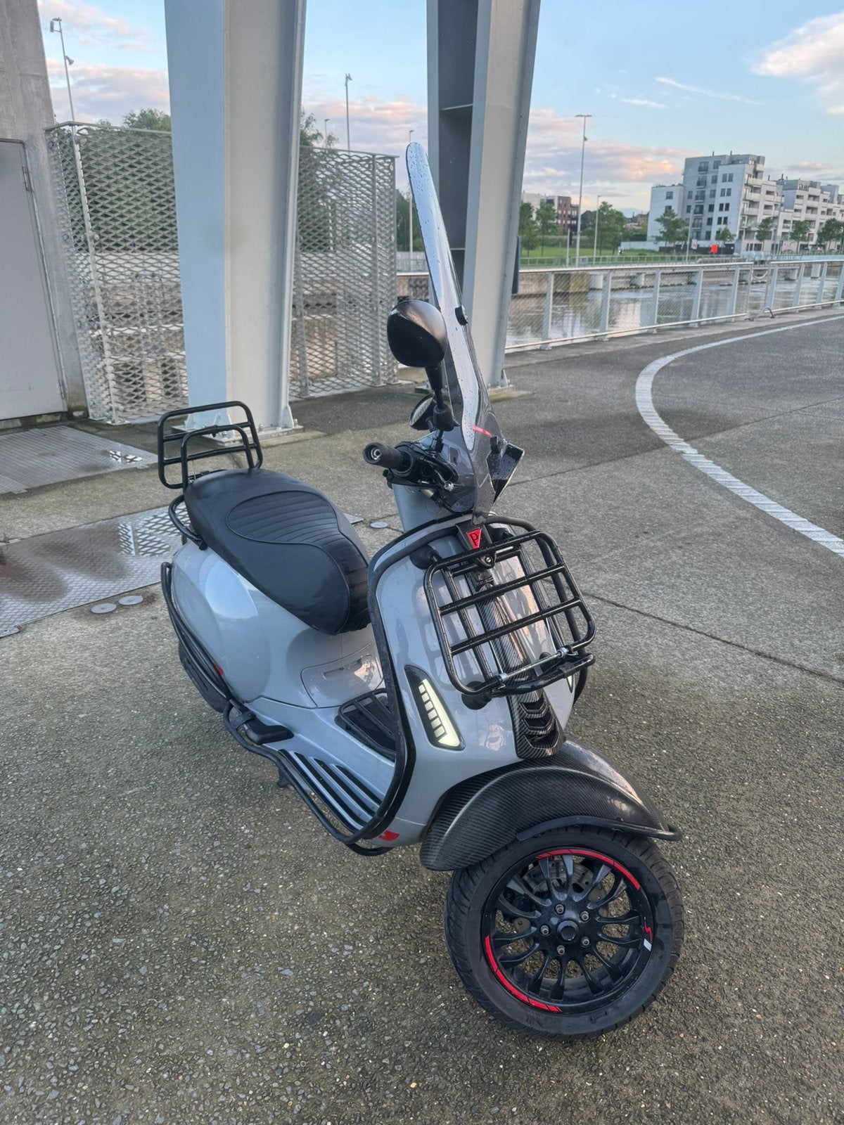 Vespa Sprint 2020 –A klasse | Nardo Grijs | | Full Options |, Fietsen en Brommers, Scooters | Vespa, Ophalen, Zo goed als nieuw
