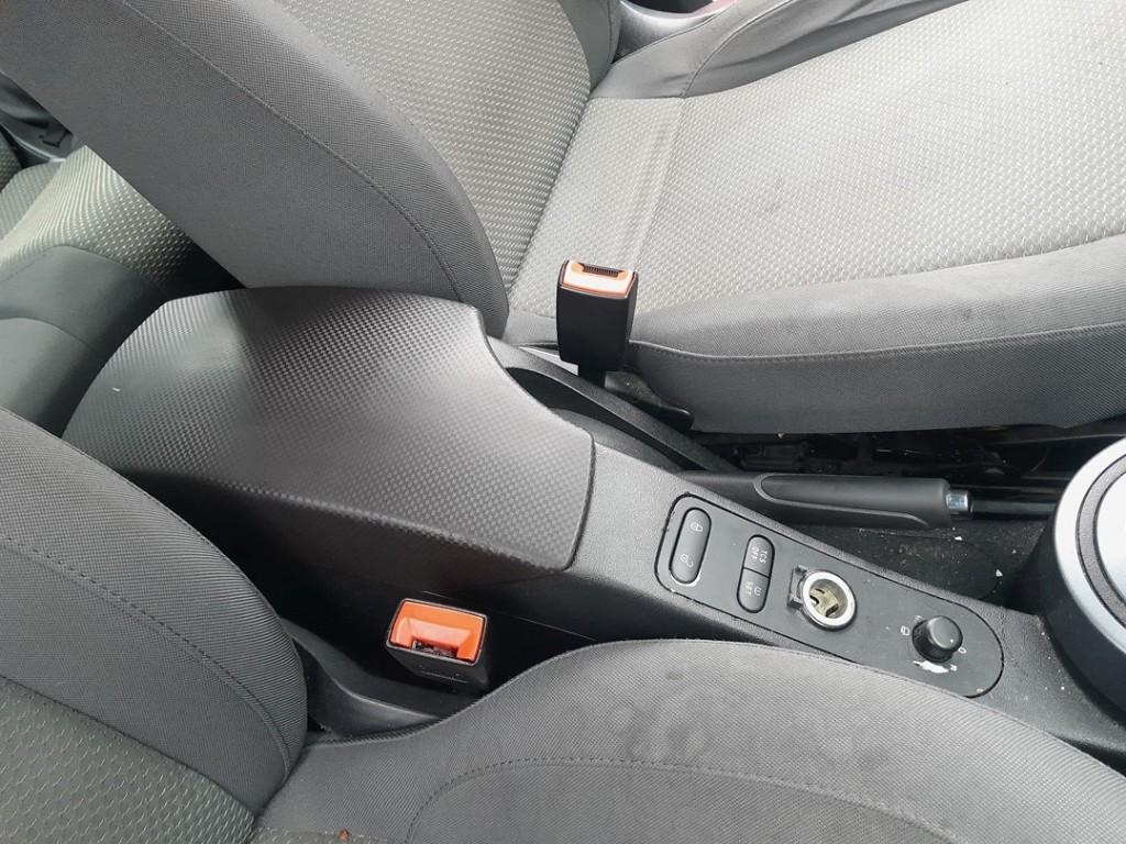 ACCOUDOIR CENTRAL Seat Toledo (5P2) (01-2004/12-2010), Utilisé, Seat