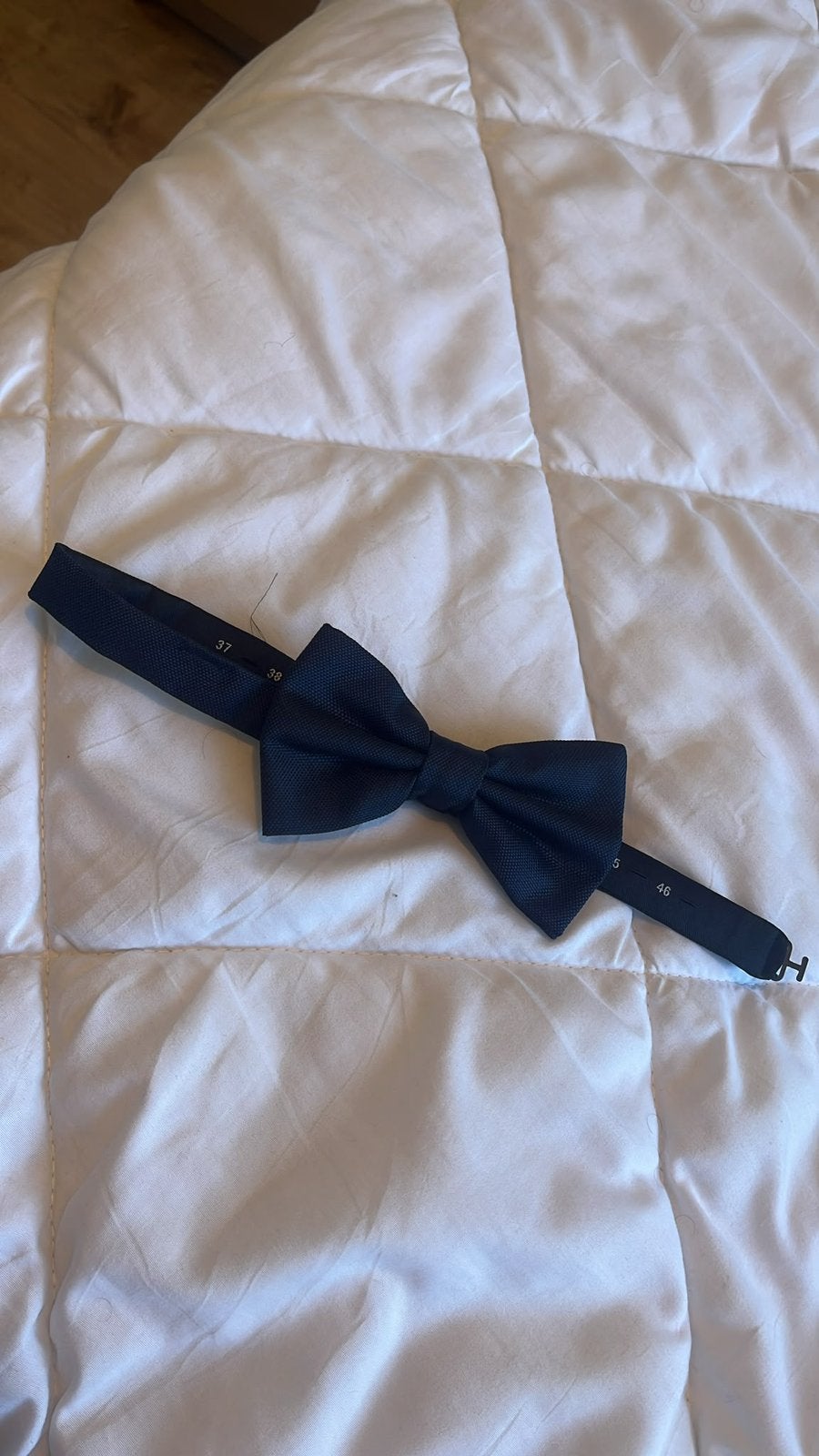 Noeud papillon, Enlèvement, Comme neuf