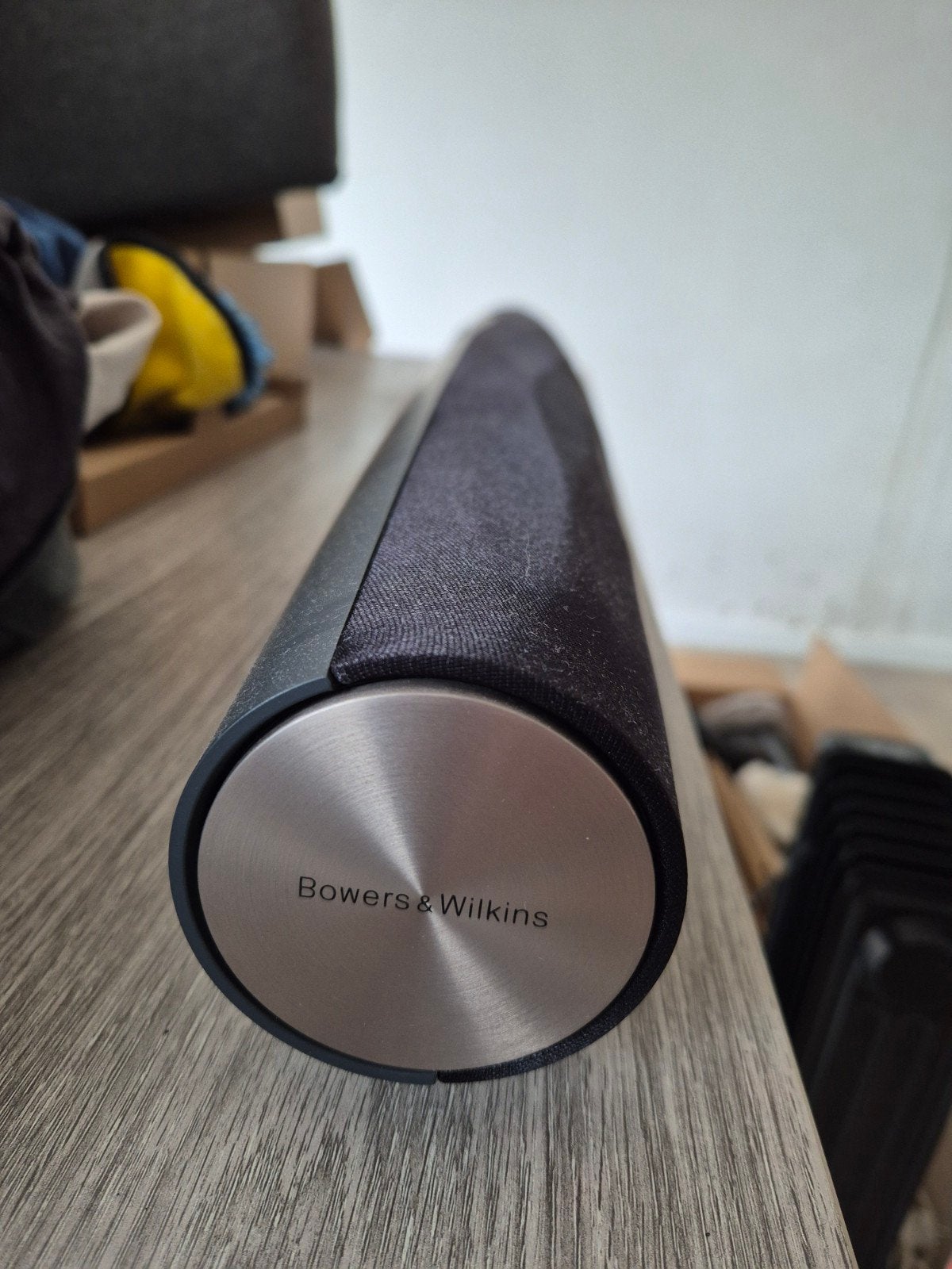 Bowers & Wilkins Formation bar, Enlèvement