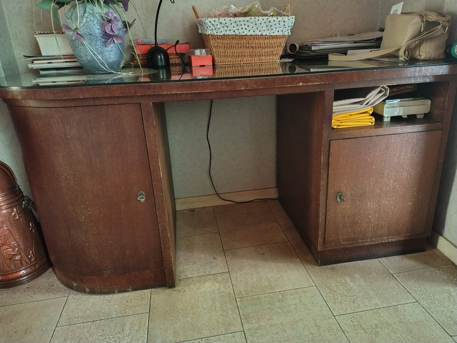 Bureau en bois, Enlèvement