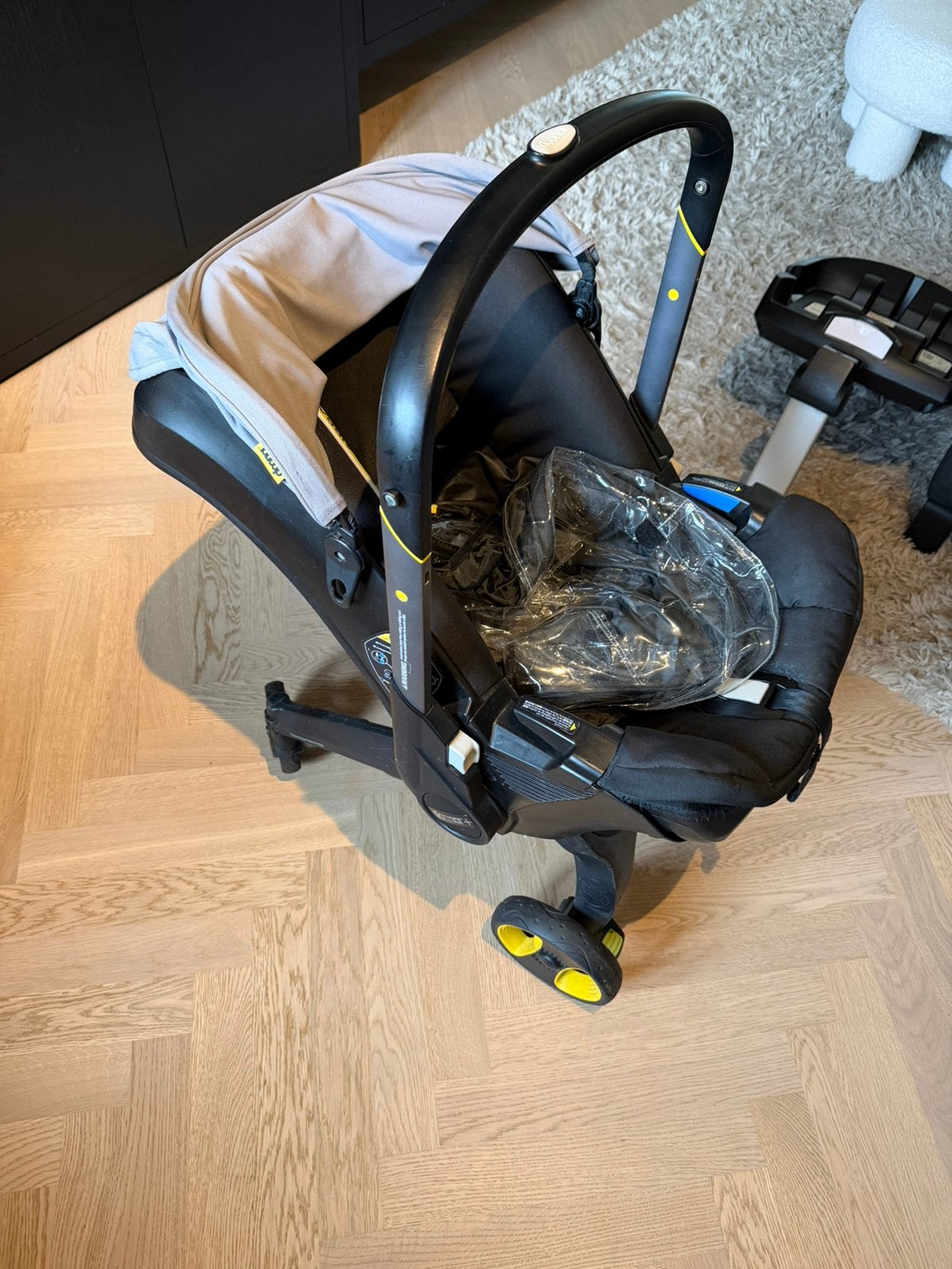 Doona + isofix + regenhoes, Ophalen, Zo goed als nieuw, Isofix