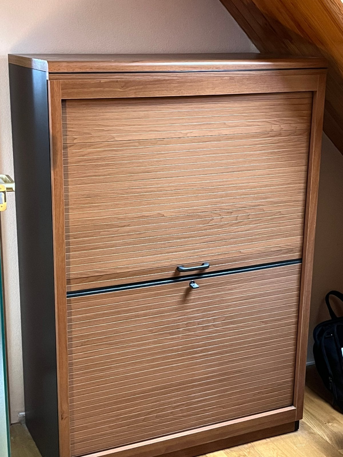 Superbe bureau spacieux et avec armoires de rangement, Comme neuf, Enlèvement, Avec tiroirs, Bureau-armoire combiné