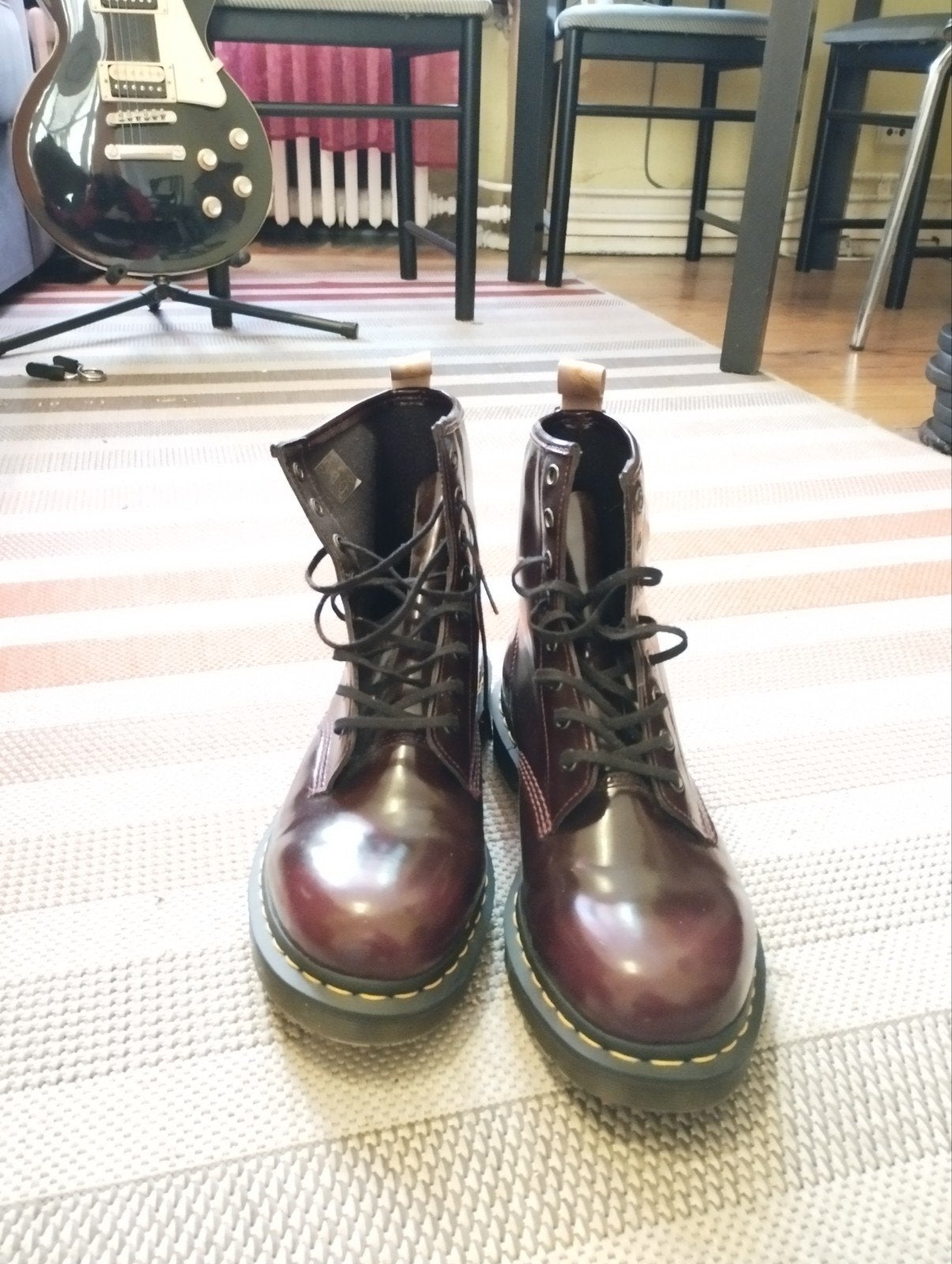 Dr Martens taille 45 Boots 1460 vegan à lacets cherry red, Bottes, Autres couleurs, Enlèvement, Comme neuf