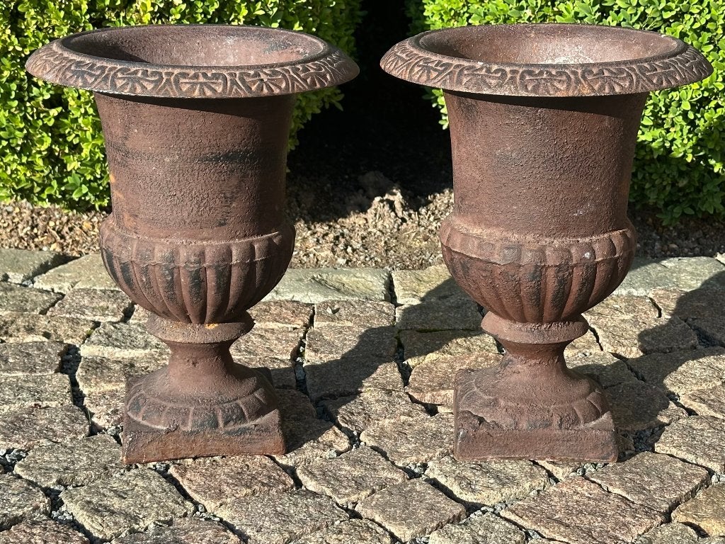 2 gietijzeren tuinvazen - mooie patina - uitstekende staat, Ophalen