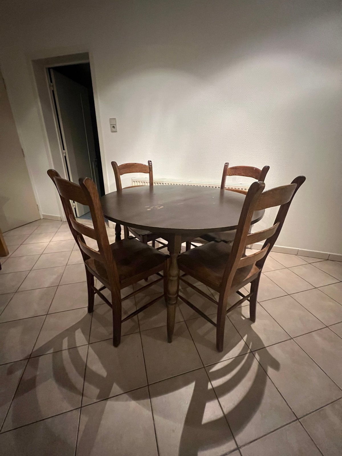 GRATIS ronde tafel met 4 stoelen, Ophalen, Gebruikt, Tijdloos, Vier personen