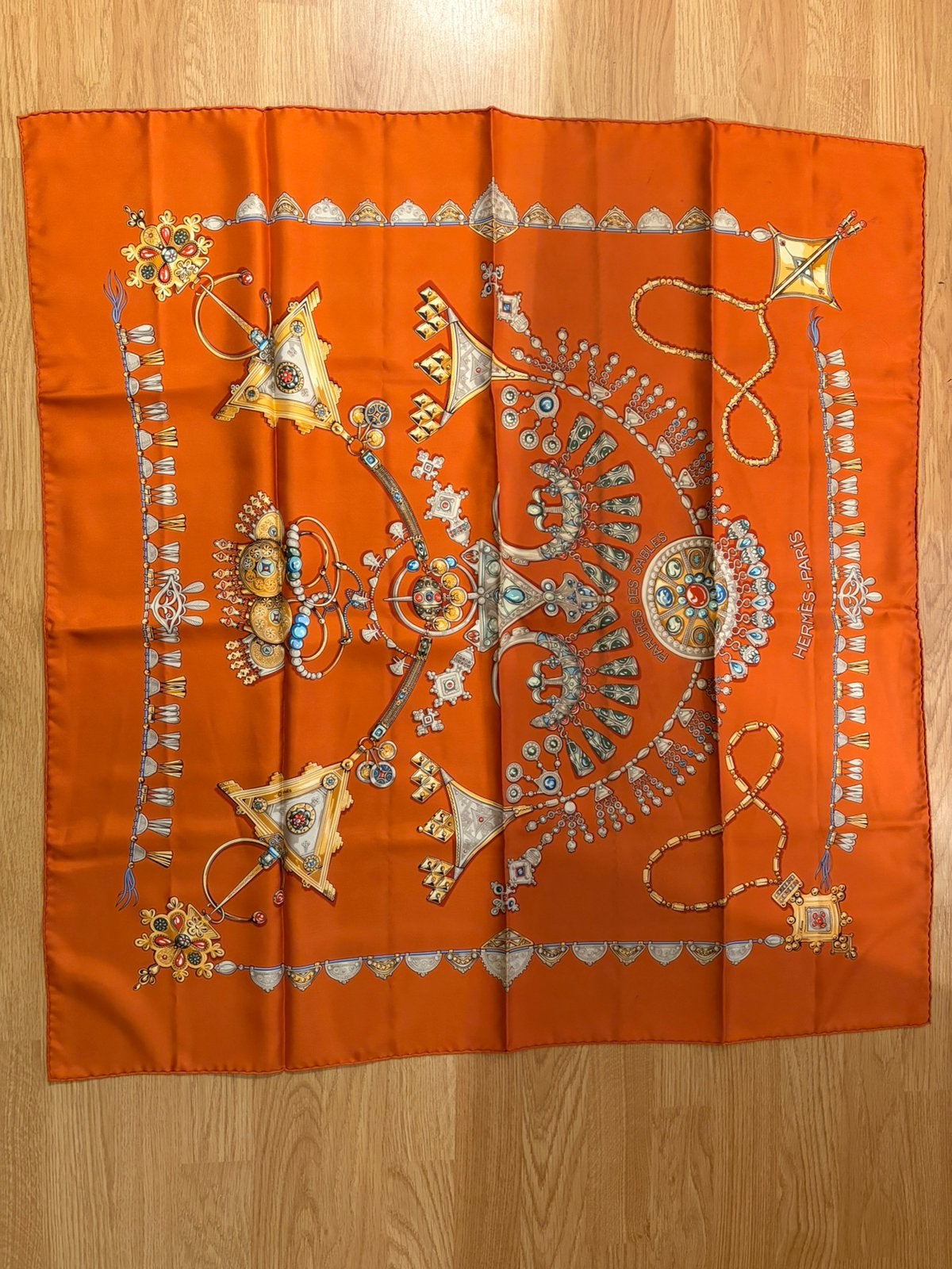 Carré Hermès « Parures des Sables », Enlèvement, Porté
