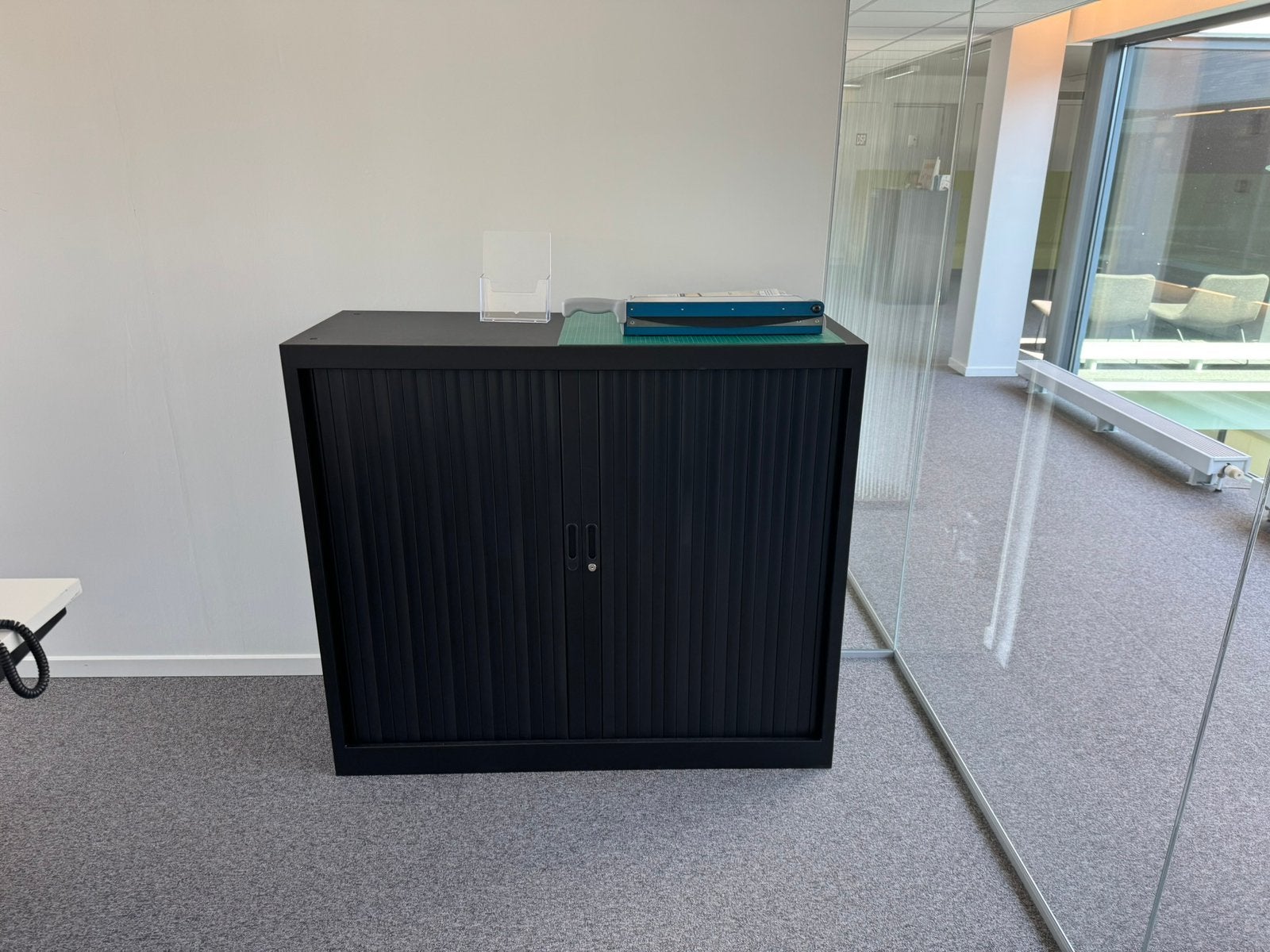 Zwarte bureelkast met roldeur 120x 50cm, Atelier, Enlèvement, Utilisé, Armoire