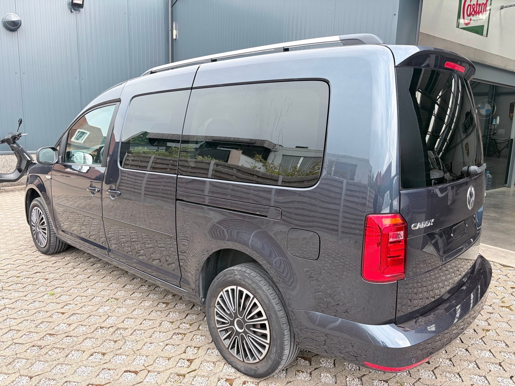 Volkswagen Caddy 7 zitplaatsen - CNG+benzine - Automaat, Auto's, Gebruikt, 4 cilinders, CNG (Aardgas), Blauw