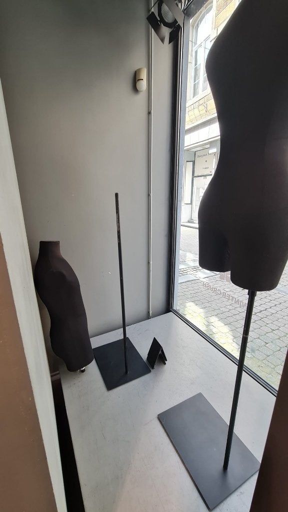 Mannequins vitrine sur pied, Enlèvement