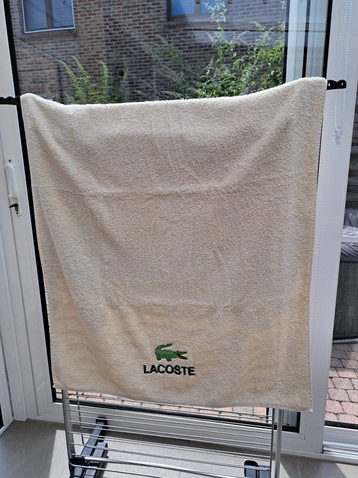 Badhanddoek Lacoste, Huis en Inrichting, Ophalen of Verzenden, Nieuw, Overige kleuren, Handdoek