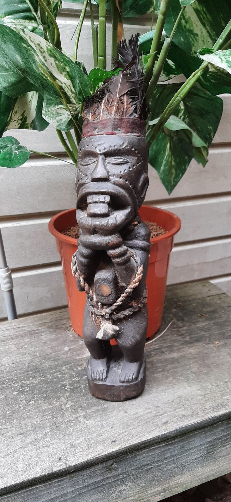 statue Tiki en bois brun foncé faite à la main, Antiquités & Art, Enlèvement ou Envoi
