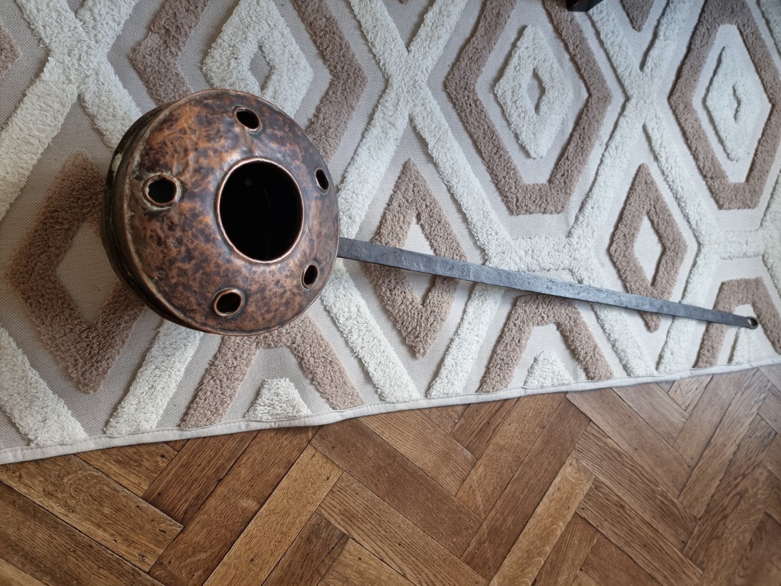 Ancienne chaufferette en cuivre martelé avec long manche, Enlèvement