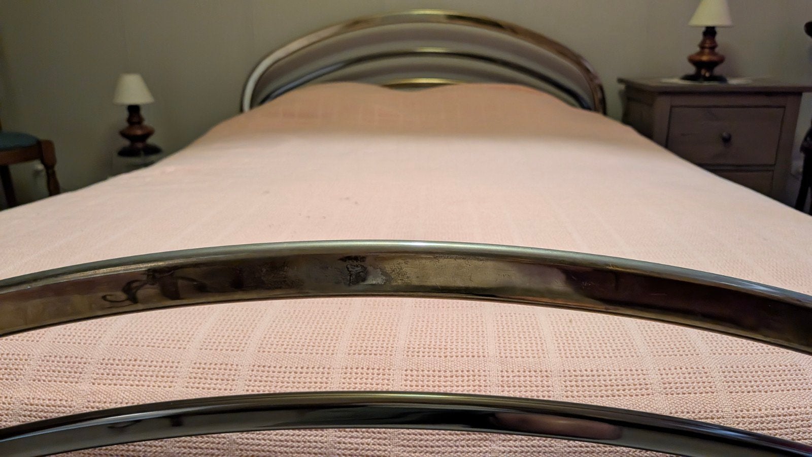 Bedframe met industriële vergulde look., Ophalen