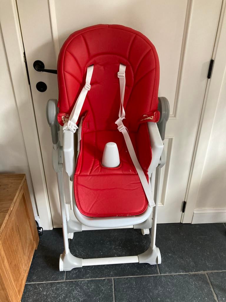 Mooie rode kinderstoel, Kinderen en Baby's, Kinderstoelen, Ophalen, Zo goed als nieuw, Afneembaar eetblad