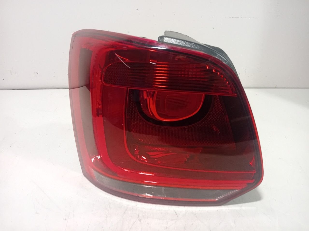Achterlicht links buiten Volkswagen Polo, Onderdelen@venauto.nl, Van der Ven Autorecycling B.V., Gebruikt, Ettenseweg 76, 4706 PB Roosendaal, The Netherlands