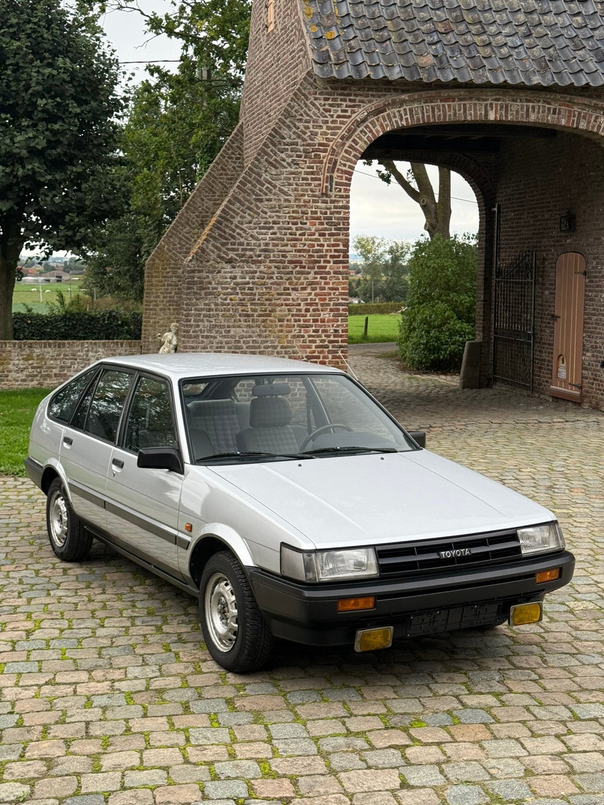 Toyota Corolla 1.3 DX Liftback (1986), Voorwielaandrijving, Stof, Corolla, Particulier