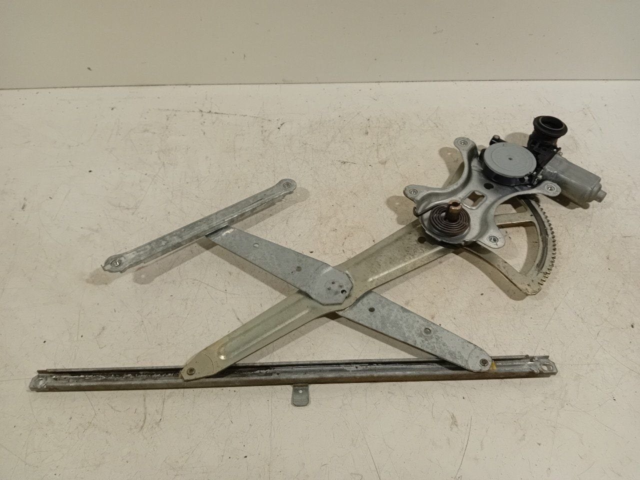 Raammechaniek elektrisch rechts voor Toyota RAV4, Onderdelen@venauto.nl, Van der Ven Autorecycling B.V., Daihatsu, Ettenseweg 76, 4706 PB Roosendaal, The Netherlands