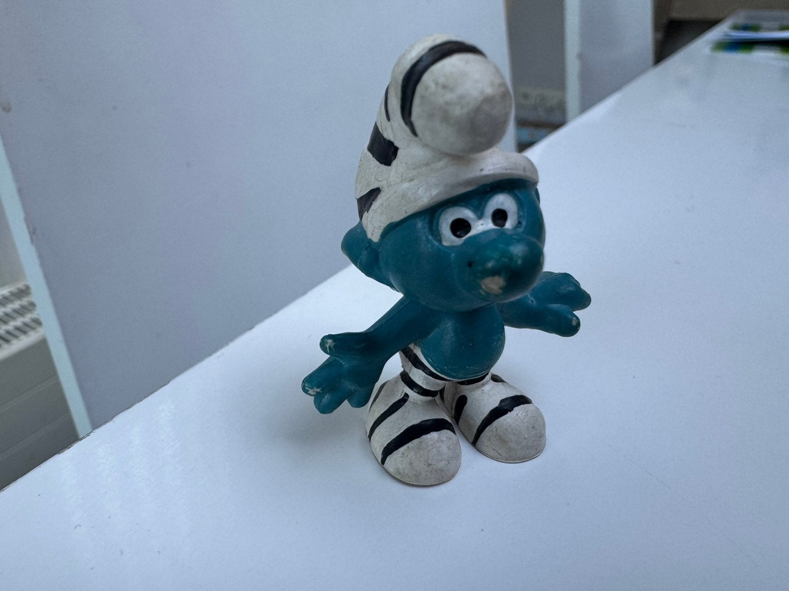 Miniatuur smurf gestreept, Collections, Schtroumpfs, Enlèvement ou Envoi, Utilisé, Autres Schtroumpfs, Poupée, Figurine ou Peluche