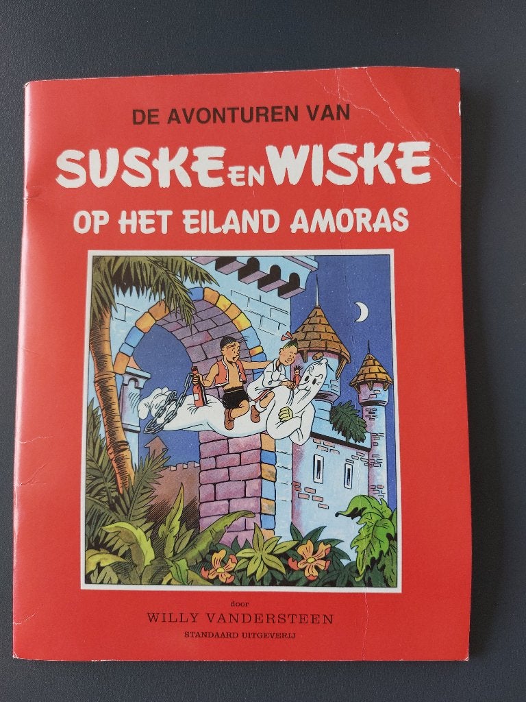 Suske en Wiske - Op het eiland Amoras, Boeken, Gelezen, Willy Vandersteen, Eén stripboek, Ophalen of Verzenden