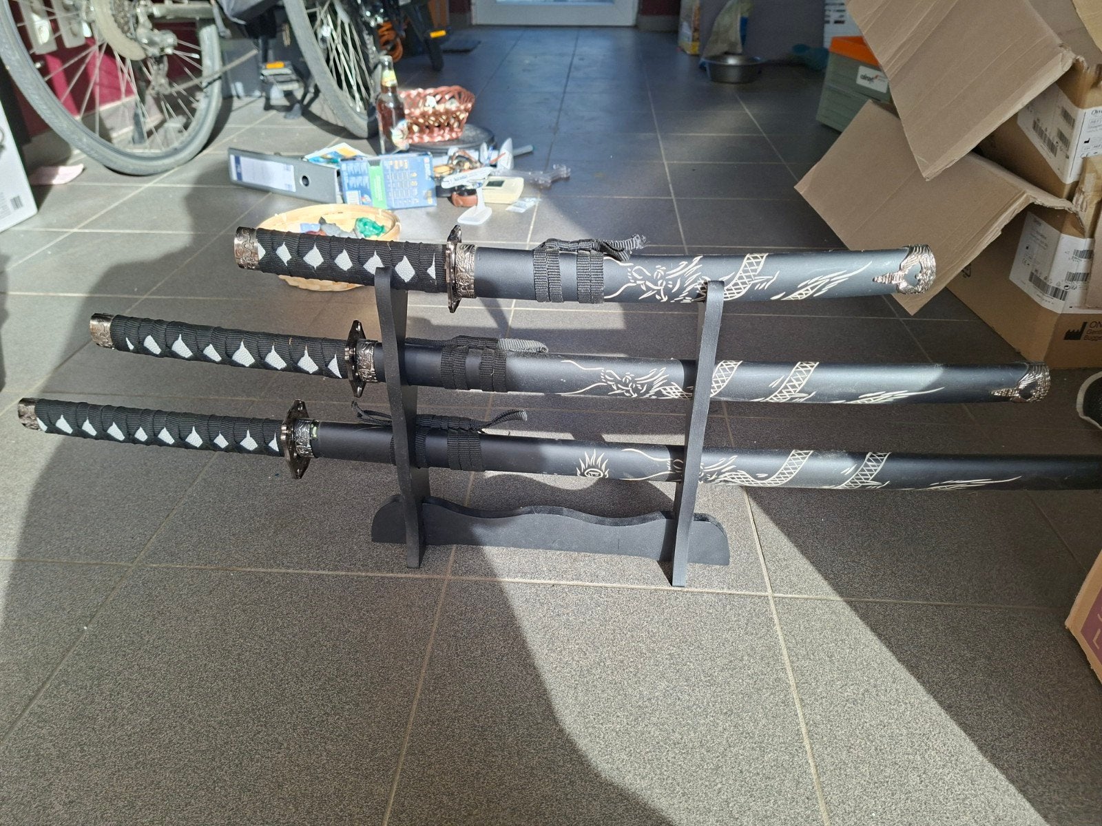 set met 3 katana zwaarden, Ophalen