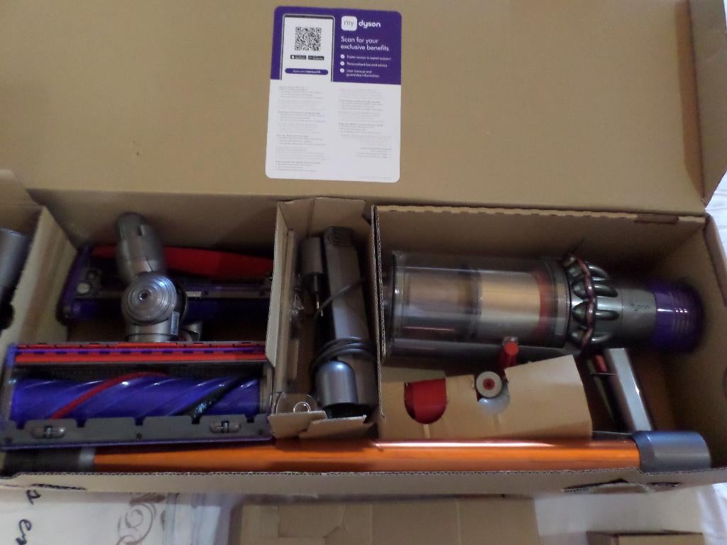 DYSON V 10 ABSOLUTE NEUF, Electroménager, Enlèvement, Neuf, Réservoir, Moins de 1 200 watts