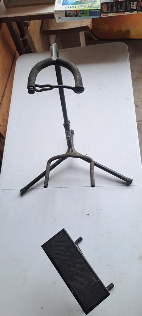 Pied guitare et repose jambe, Enlèvement, Pied, Guitare