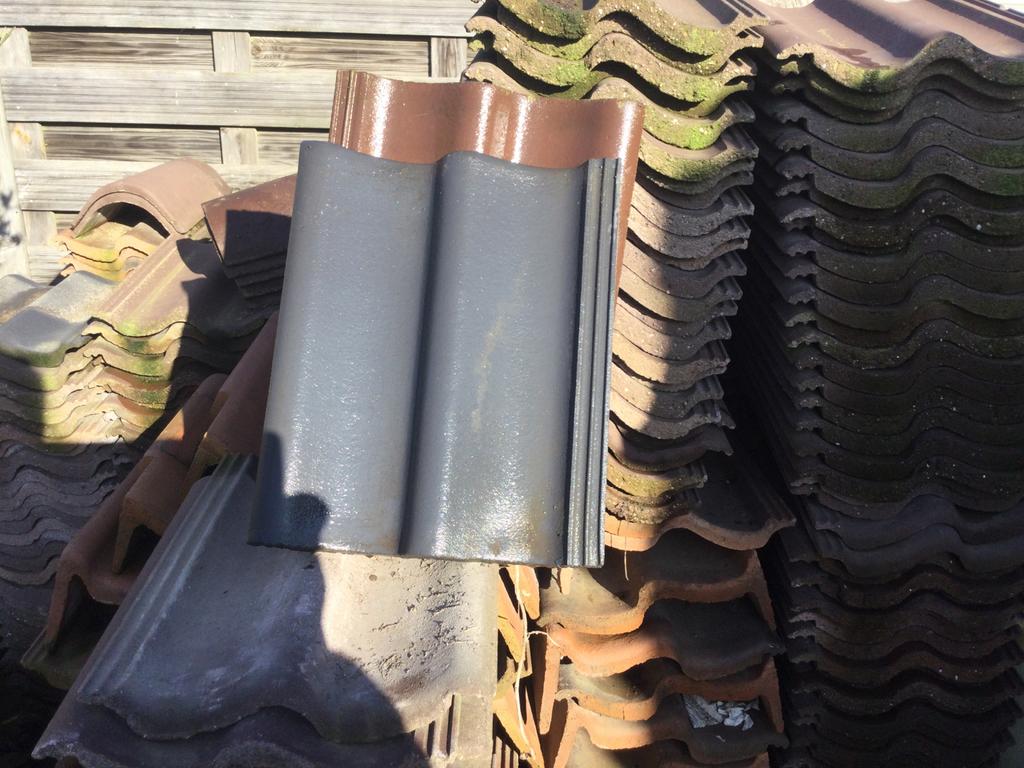 Zwarte en bruine dakpannen +nokkpannen en kantpannen, Doe-het-zelf en Bouw, Ophalen, Steen of Klei, Zwart, Nieuw