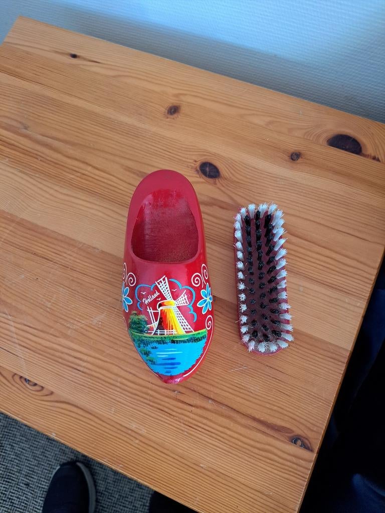 Houten klompje met borsteltje, Ophalen, Zo goed als nieuw