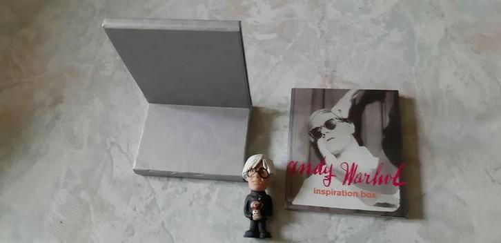 Andy Warhol, stand avec livret et figurine, Enlèvement ou Envoi