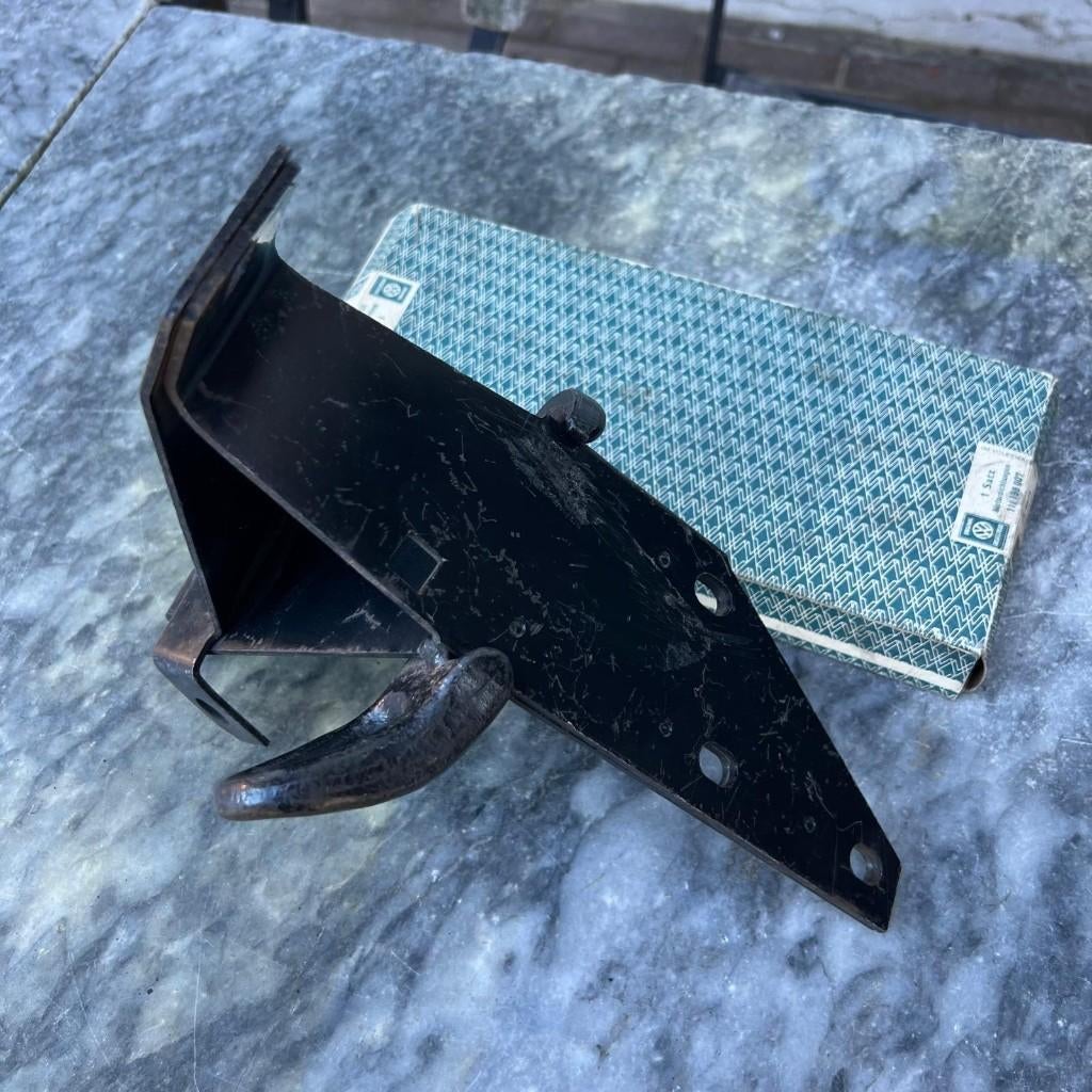 VW NOS Type 4 Bumperbeugel achter links 71-73, Auto diversen, Auto-accessoires, Zo goed als nieuw, Ophalen of Verzenden