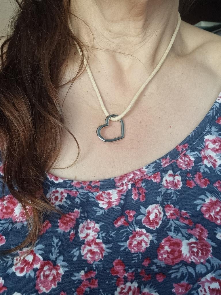 Hartketting ️ beige metalen hartkoord, halsomtrek 38 cm, Ophalen of Verzenden, Zo goed als nieuw, Beige
