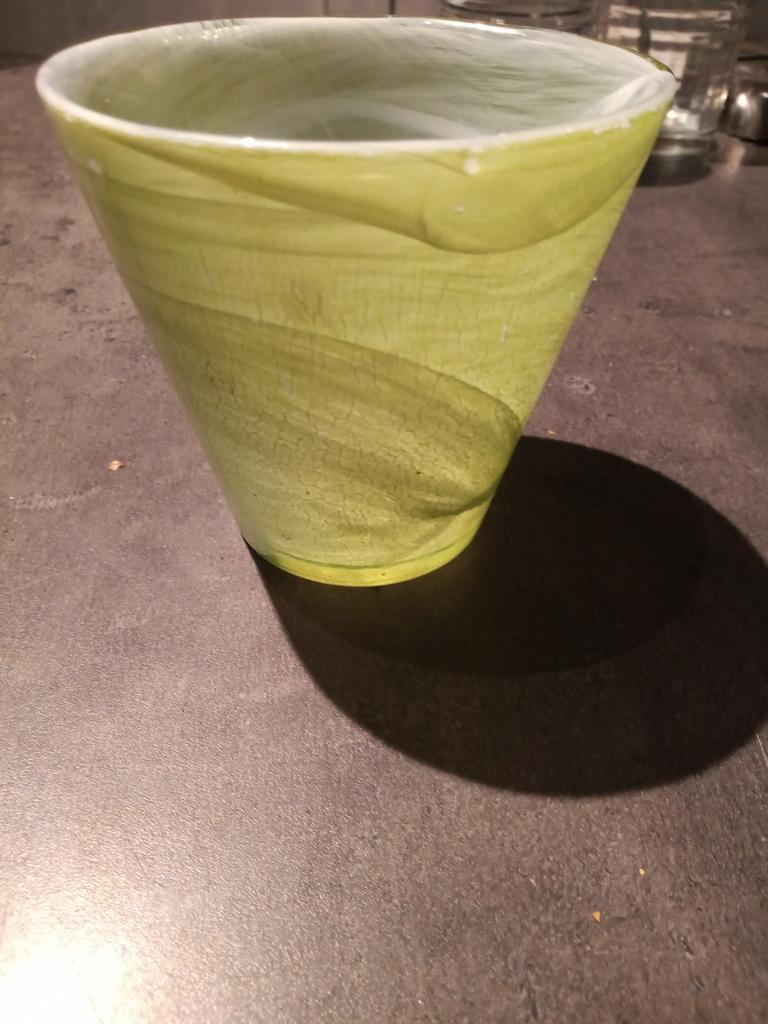 kleine glazen bloempot, Binnen