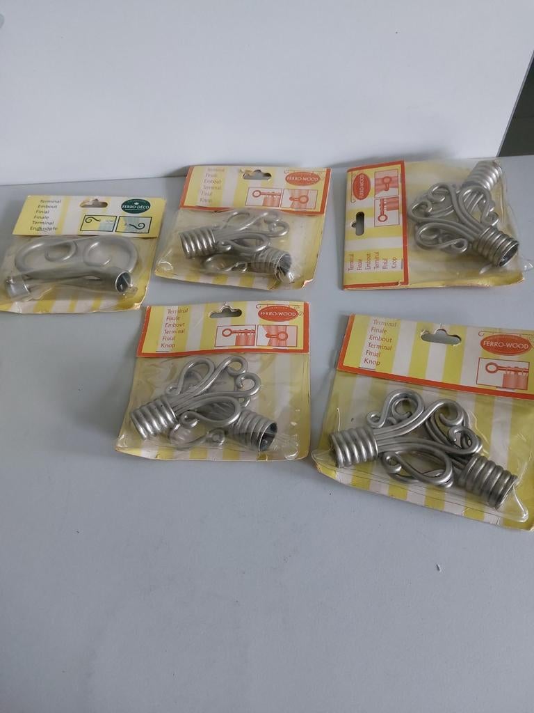 Attache pour mettre le faire pour rideaux 2€ là pièce, Enlèvement, Comme neuf