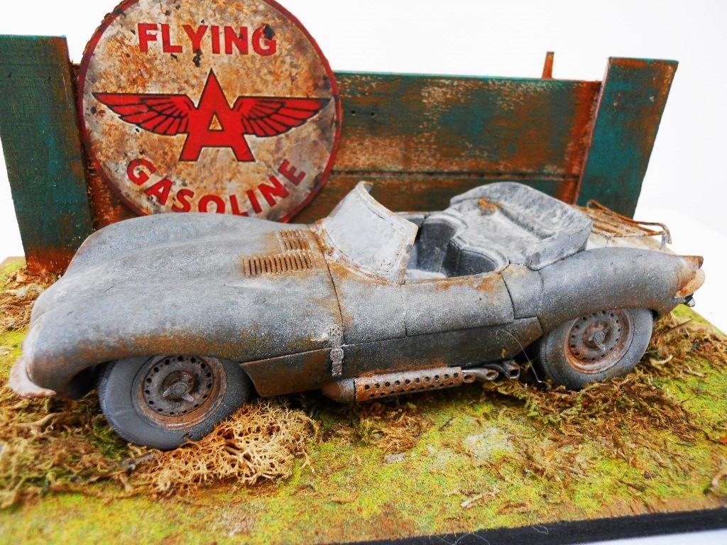 Jaguar XK SS barnfind diorama - AutoArt 1 18, Enlèvement ou Envoi, Utilisé, Voiture, Autoart