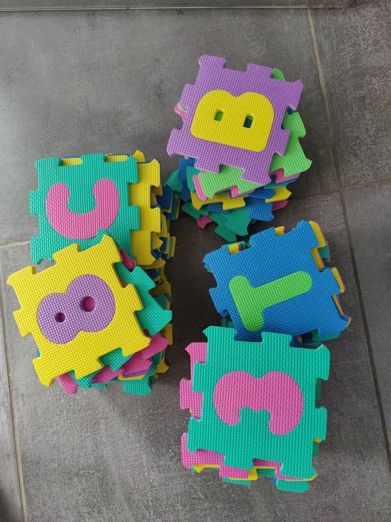 Puzzelmat van schuimtegels - cijfers en alfabet, Ophalen, Zo goed als nieuw