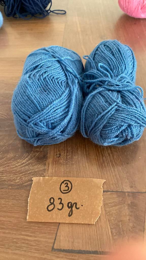 Breiwol 2 bollen totaal 83 gr. slechts 2 bollen beschikb 3€, Hobby en Vrije tijd, Breien en Haken, Ophalen, Zo goed als nieuw