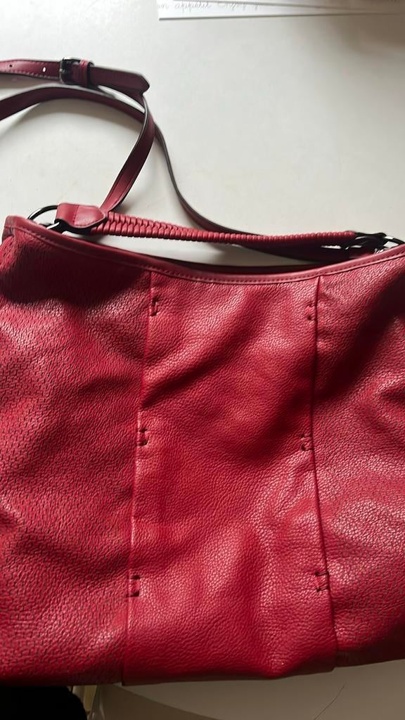 Handtas in wijnrood kleur met korte/ lange riem, 30 cm of meer, Nieuw, Ophalen of Verzenden, Rood