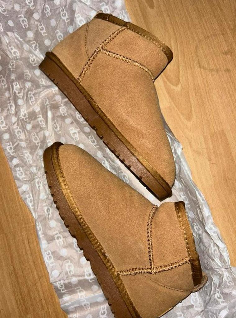 Ugg taille 36 et 37 jamais porte neuf, Ophalen, Zo goed als nieuw