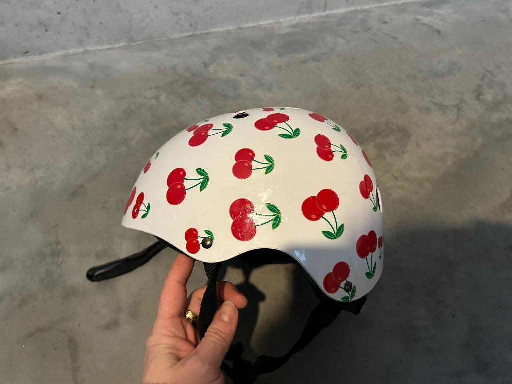 Kinderhelm Kiddimoto met kersjes, Fietsen en Brommers, Meisje, Kiddi moto, Zo goed als nieuw, Ophalen