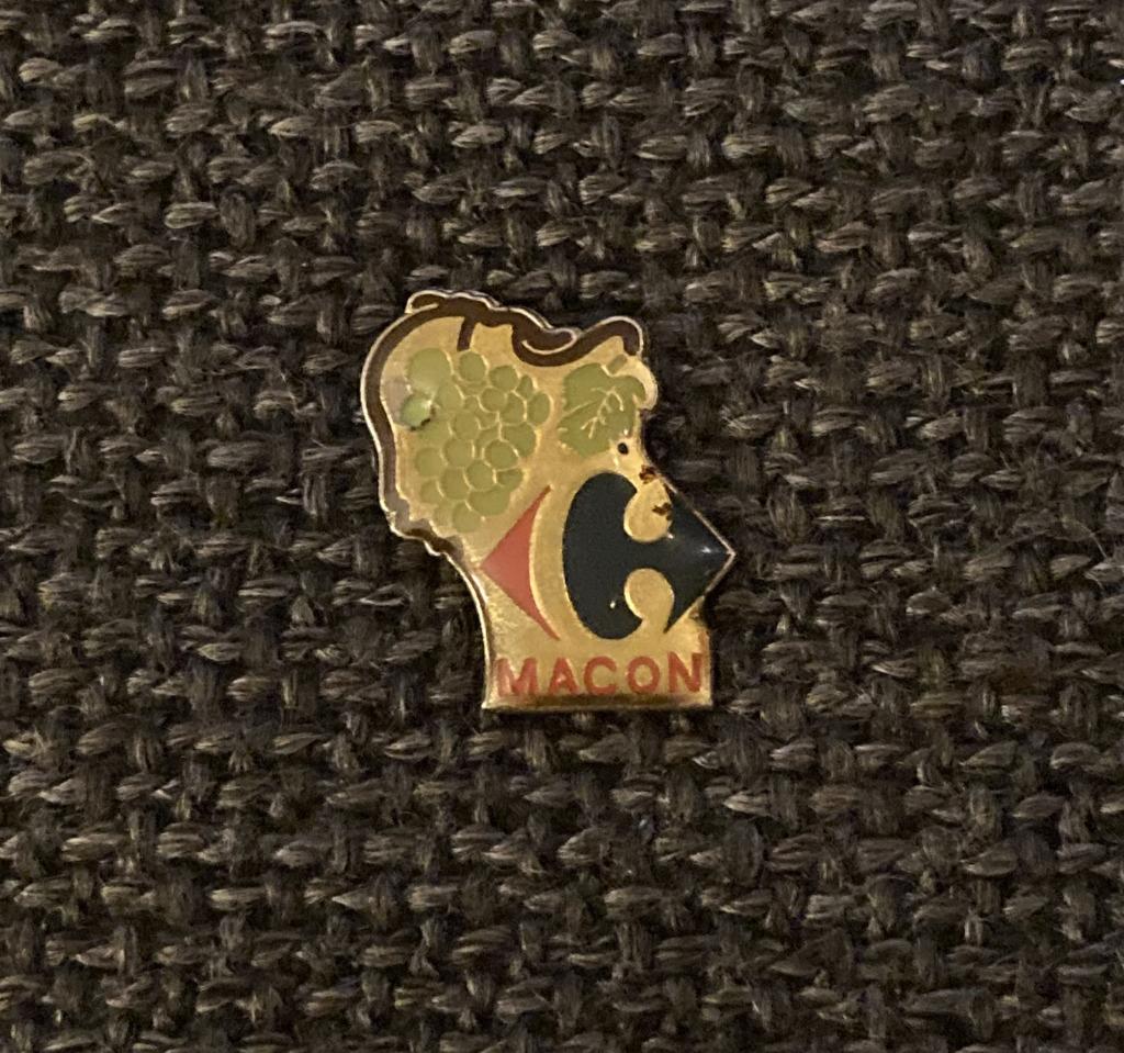 PIN - CARREFOUR - MACON, Envoi, Utilisé, Autres sujets/thèmes, Insigne ou Pin's