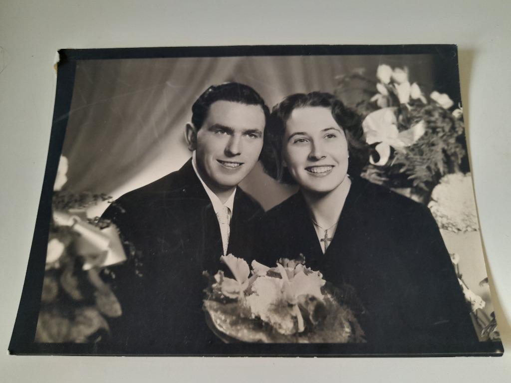 Carte postale - couple ou jeunes mariés, 1957 (?), Enlèvement ou Envoi, 1940 à 1960, Non affranchie