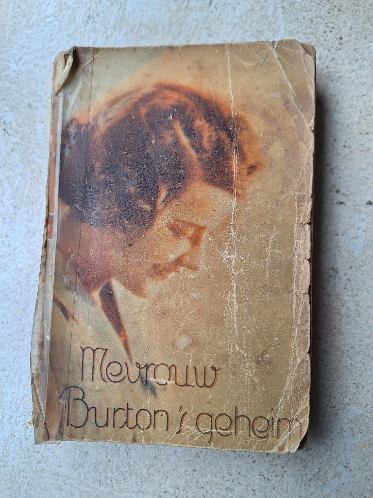 Antiek boek “Mevrouw Burton’s geheim” van Charles Garvice., Antiquités & Art, Antiquités | Livres & Manuscrits, Enlèvement ou Envoi