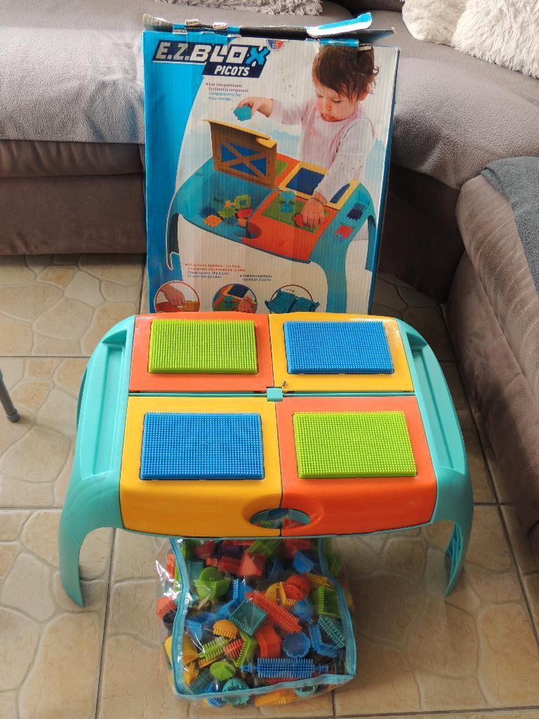 Table d'activité avec briques à picot, Enlèvement, Construction