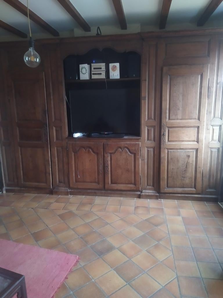Grande armoire faisant tout le pan d'un mur. En chêne, Enlèvement