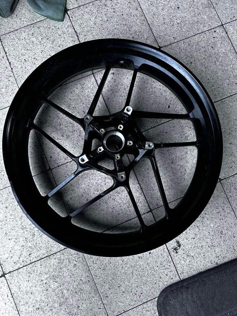 Jante avant yamaha mt09 2024 gen 4 noir avec bosse, Particulier